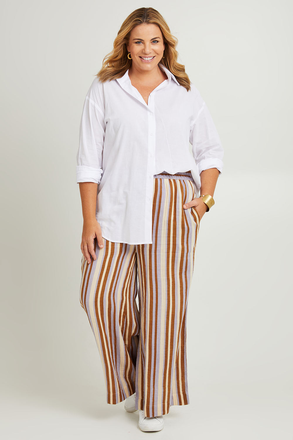 Model Fiona wearing the Striped Cotton Wide Leg Lounge Pant in colour Lilacstrip, from the front, showing the whole outfit