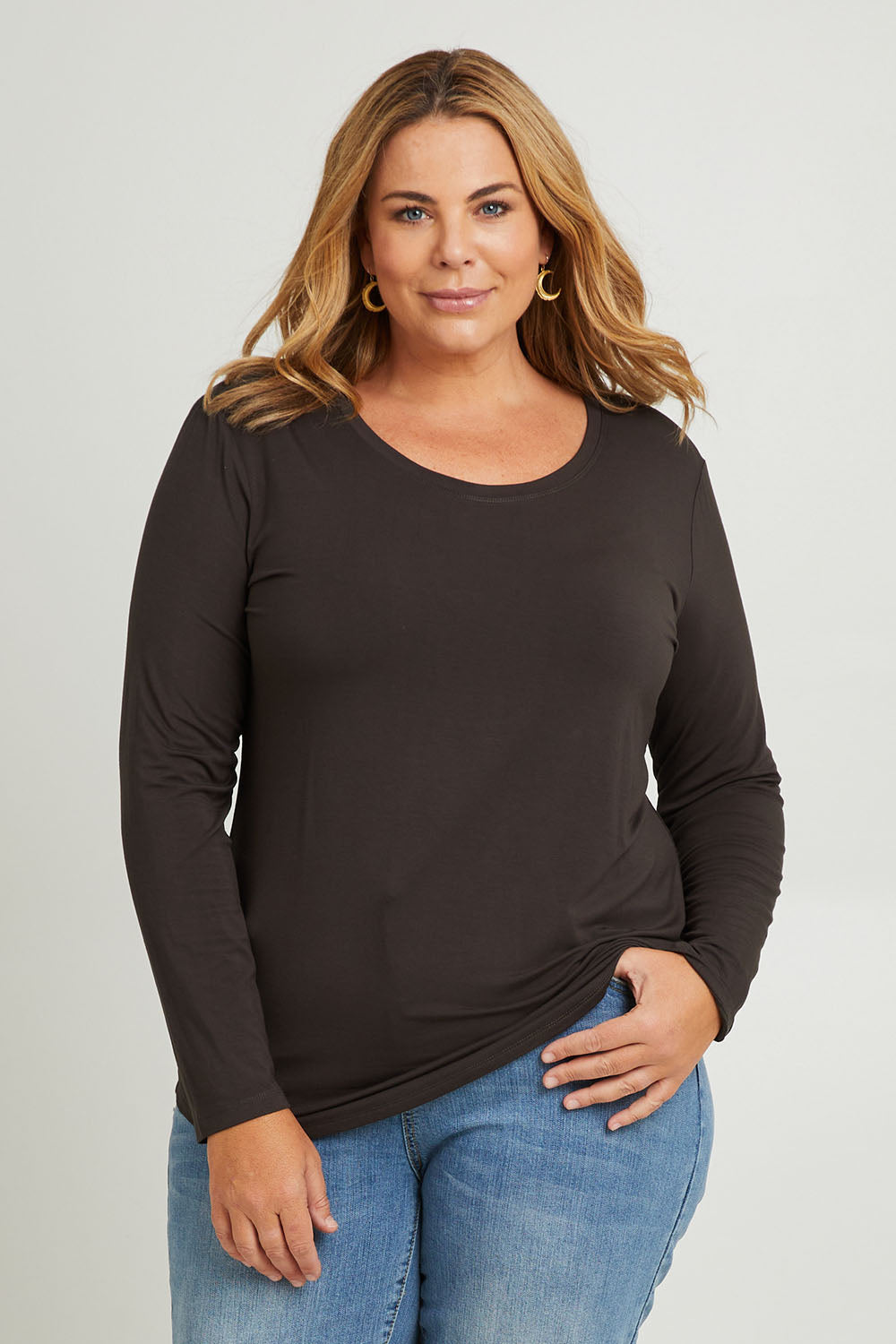 Model Fiona wearing the Classic Fit Long Sleeve Modal Tee in colour Deepgreen (Green), from the front, cropped image