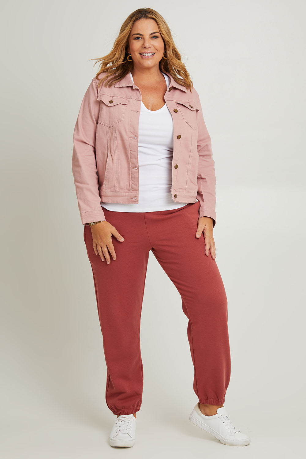 Model Fiona wearing the Cotton Terry Track Pants in colour Pinkclay (Pink), from the front, showing the whole outfit