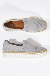 A model wearing size 39 of the Queen Stretch Flat in colour Grey (Grey), from the front, showing the whole outfit
