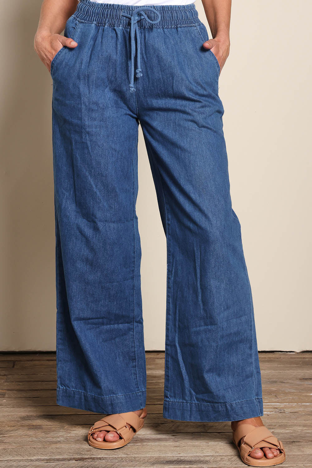 Model Riinar wearing size 10 of the Maya Wide Leg Drawstring Jean - Middenim in colour Middenim, in a cropped view