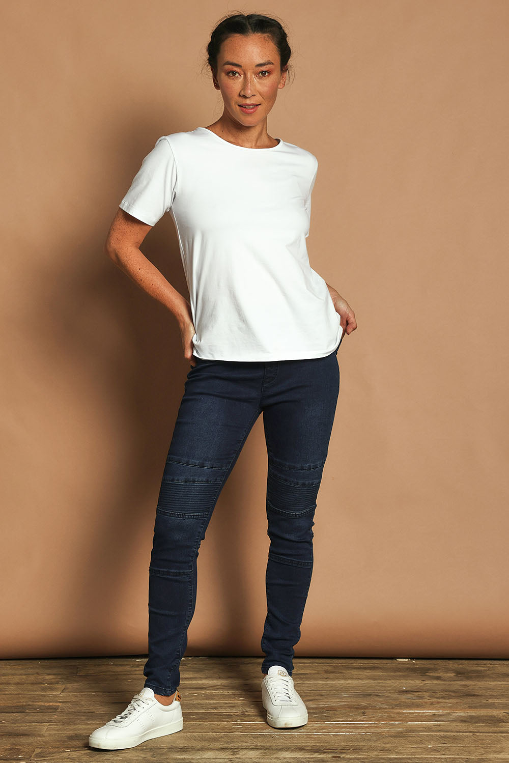 Model Noli wearing size 10 of the River Ribbed Pull On Jean in colour Darkdenim (Blue), from the front, showing the whole outfit