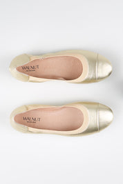 Model Genericm wearing size sample of the Ava Leather Flat - Lightgold in colour Lightgold, in a cropped view