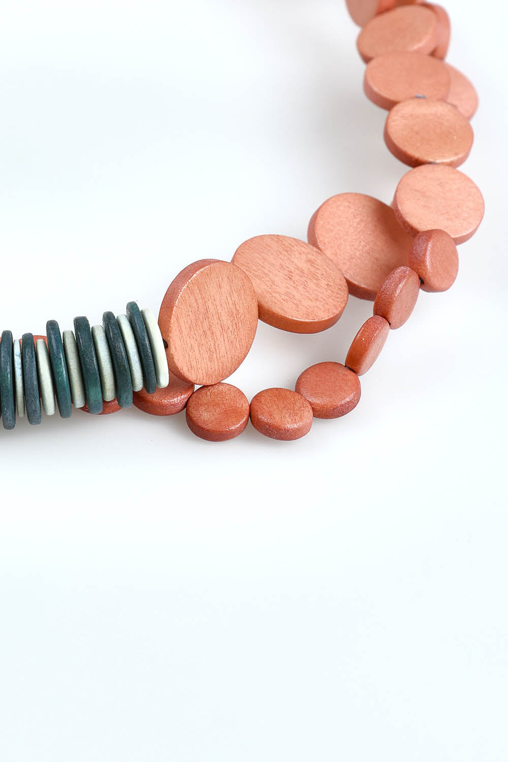 A model wearing the Laroda Wooden Necklace in colour Pinkteal, from the front, showing the whole outfit