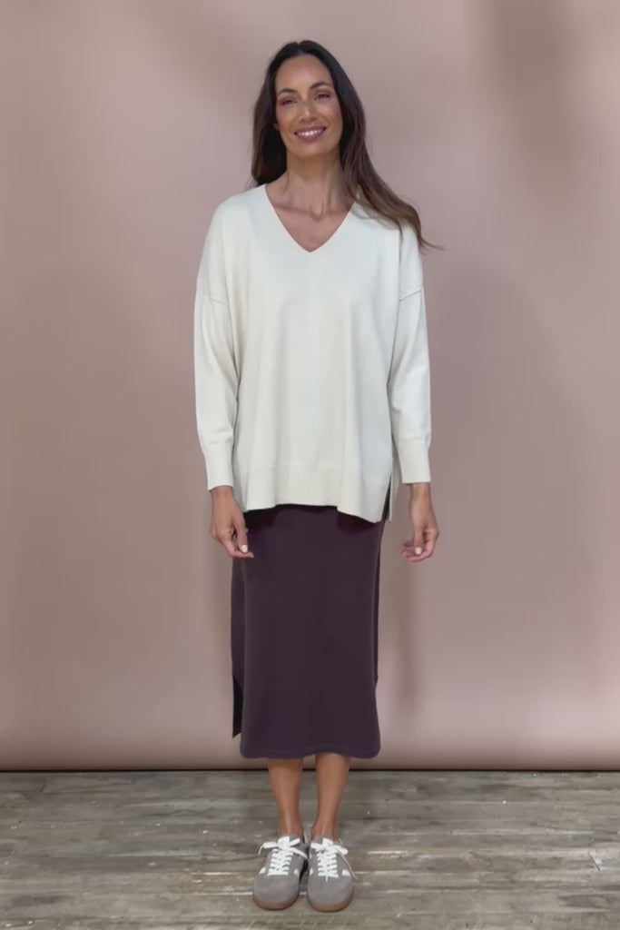 The Travel Anti Pilling V Neck Jumper – Snow